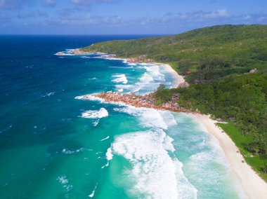 La Digue, Seyşeller 'deki Petite Anse ve Grand Anse plajları üzerinde inanılmaz bir hava manzarası var..