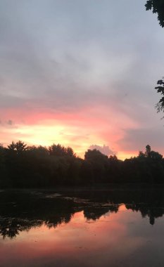 Nehrin üzerinde güzel bir gün batımı