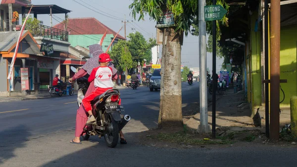 Malang Indonésie Září 2022 Indonéská Matka Motorce Přejde Silnici Aby — Stock fotografie