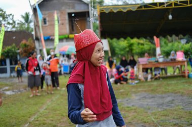 Blitar, Endonezya - 11 Eylül 2022: Sabahleyin Endonezya 'nın Blitar kentinde bağımsızlık anısına yarışmaya katılan ve yarışmaya katılan güzel Asyalı tesettür kadınları