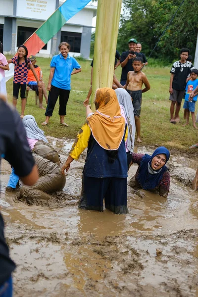 Blitar Indonezja Września 2022 Kilkoro Małych Dzieci Które Razem Pracują — Zdjęcie stockowe