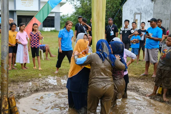 Blitar Indonezja Września 2022 Matki Pomagają Sobie Konkursie Wspinaczkowym Areca — Zdjęcie stockowe