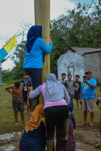 Blitar Indonezja Września 2022 Matki Pomagają Sobie Konkursie Wspinaczkowym Areca — Zdjęcie stockowe
