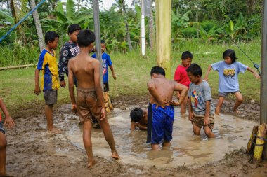 Blitar, Endonezya - 11 Eylül 2022: Bazı çocuklar Blitar 'daki Endonezya Bağımsızlığını anmak için muz ağacı tırmanma yarışmasına katılmaya hazırlar