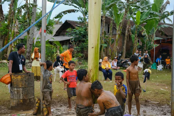 Блитар Индонезия Сентября 2022 Года Несколько Маленьких Детей Которые Работают — стоковое фото