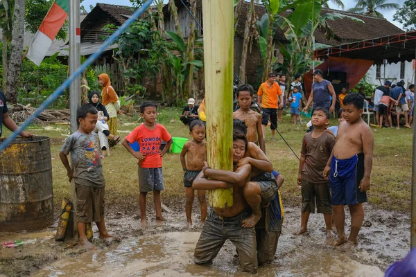 Blitar Indonesien September 2022 Einige Kinder Sind Bereit Einem Bananenbaum — Stockfoto