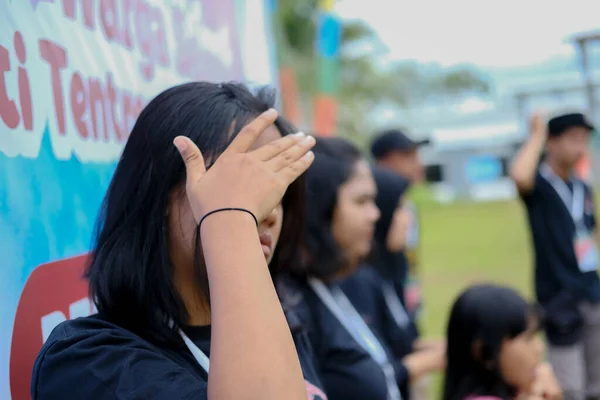 Potrait Einer Jungen Indonesischen Frau Die Ihr Gesicht Mit Der — Stockfoto