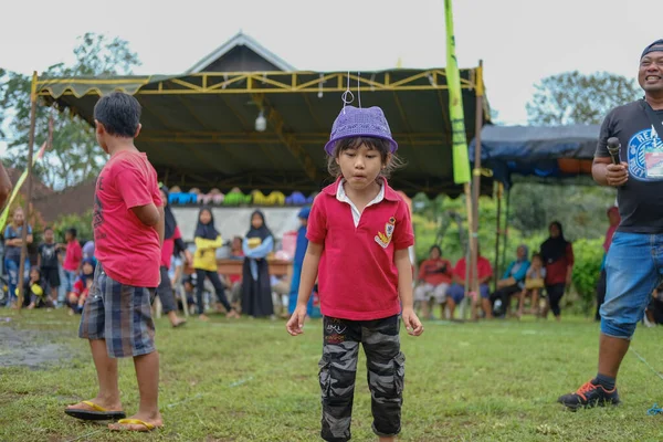 Blitar Indonesien September 2022 Ein Schönes Kleines Mädchen Das Etwas — Stockfoto