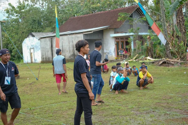 Blitar Indonezja Września 2022 Młody Mężczyzna Czarnej Koszuli Stoi Środku — Zdjęcie stockowe