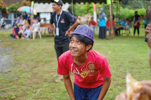 Blitar Indonesien September 2022 Ein Kleiner Junge Roten Hemd Der — Stockfoto