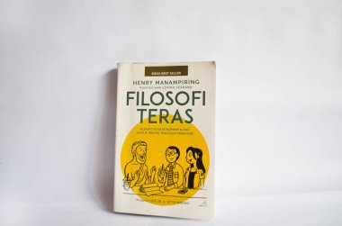 Blitar, Endonezya - 9 Ekim 2022: Hayat felsefesi içeren Levina Lesmana 'nın Filosofi Teras adlı kitabı. Beyaz kapaklı ve beyaz arkaplanda izole edilmiş zarif animasyonlu kitap