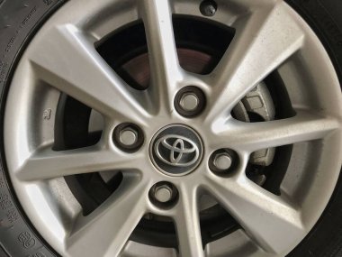 BLITAR, INDONESIA - 20 Ekim 2022: All New Toyota Avanza 'nın gümüş tekerleklerine yakın çekim. Zarif model