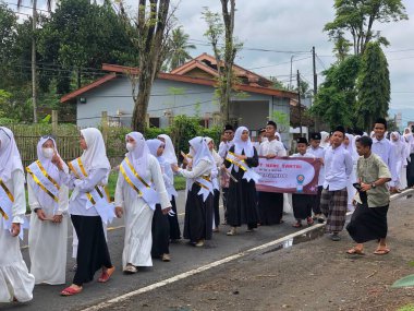 BLITAR, INDONESIA - 21 Ekim 2022: MTSN 5 Blitar Ortaokulu öğrencileri Ulusal Santri Günü geçit törenine katıldılar