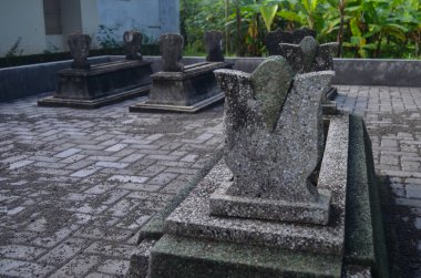 Cava 'da tipik bir mezar mezarı. Java, Endonezya 'da aile cenazesi. Ürkütücü. Cadılar Bayramı konsepti
