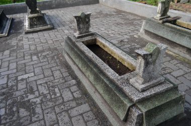 Cava 'da tipik bir mezar mezarı. Java, Endonezya 'da aile cenazesi. Ürkütücü. Cadılar Bayramı konsepti