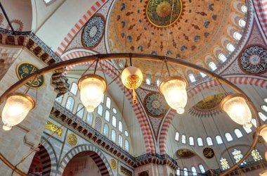 İSTANBUL, TURKEY - 22 Temmuz 2019: İstanbul, Türkiye 'deki Süleyman Camii' nin İçi