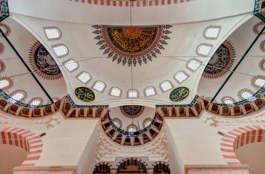 İSTANBUL, TURKEY - 22 Temmuz 2019: İstanbul, Türkiye 'deki Süleyman Camii' nin İçi