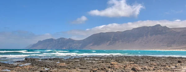 Caleta Famara Lanzarote นยายน 2020 านร มทะเลท สวยงามในสภาพอากาศท แดดจ ภาพ — ภาพถ่ายสต็อก