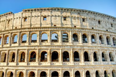Kolezyum, Roma, İtalya merkezinde oval bir amfiteatr olduğunu