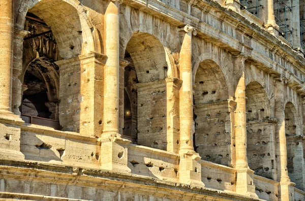 コロッセオは イタリアのローマ市の中心部に楕円形円形闘技場です — ストック写真