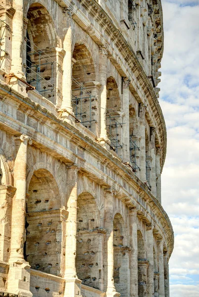 コロッセオは イタリアのローマ市の中心部に楕円形円形闘技場です — ストック写真