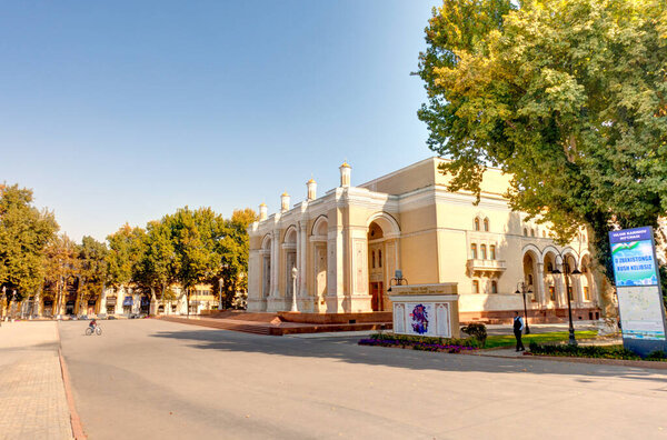 Ташкент, Узбекистан - октябрь 2019 года: Национальная опера в солнечную погоду