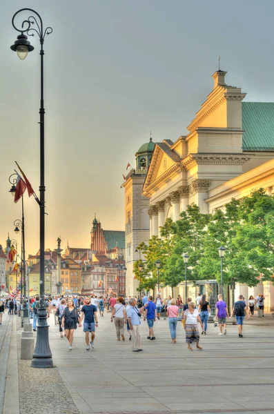 Βαρσοβία Πολωνία Αύγουστος 2021 Nowy Swiat Street Σούρουπο — Φωτογραφία Αρχείου