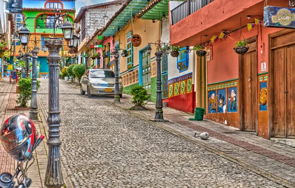 Guatape Antioquia Colombia May 2019 Πολύχρωμο Χωριό Συννεφιασμένο Καιρό — Φωτογραφία Αρχείου