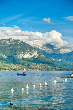 Güzel deniz manzarası ve dağlar.