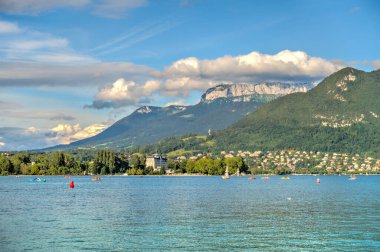 Dağlardaki göl manzarası.