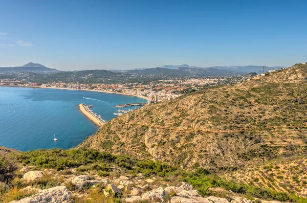 İsrail 'in kuzeyindeki Akdeniz kıyısının manzarası.