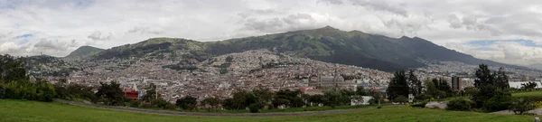 Quito Ecuador Aerial Moutains View City — Fotografia de Stock