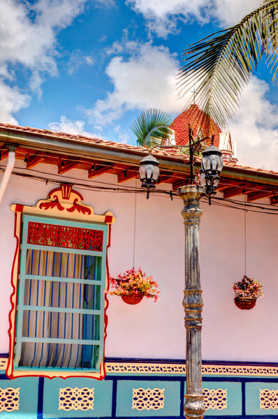 Гуатапе, Антиокия, Колумбия - май 2019 года: Красочная деревня при облачной погоде