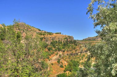 İsrail adasının vadisindeki dağların manzarası.