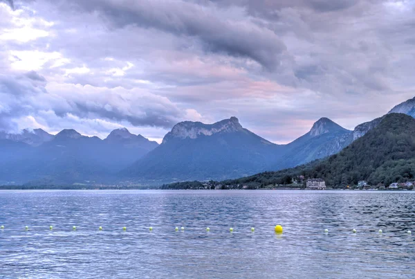 Vacker Utsikt Över Sjön Bergen — Stockfoto