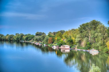 Parktaki gölün güzel manzarası
