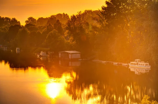 Schöner Sonnenuntergang Über Dem Fluss — Stockfoto