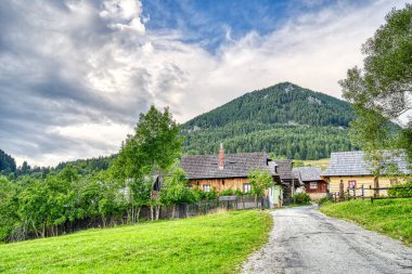 Slovakya, Doğu Avrupa'da güzel Vlkolinec geleneksel köyde Ahşap beyaz kulübeler
