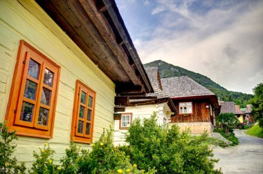 Slovakya, Doğu Avrupa'da güzel Vlkolinec geleneksel köyde Ahşap beyaz kulübeler
