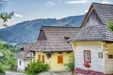 Slovakya, Doğu Avrupa'da güzel Vlkolinec geleneksel köyde Ahşap beyaz kulübeler