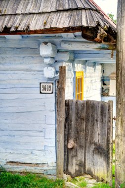 Doğu Avrupa, Slovakya 'daki güzel Vlkolinec geleneksel köyünde ahşap beyaz kulübe