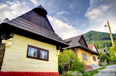 Slovakya, Doğu Avrupa'da güzel Vlkolinec geleneksel köyde Ahşap beyaz kulübeler