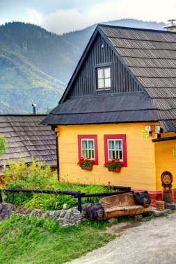 Slovakya, Doğu Avrupa'da güzel Vlkolinec geleneksel köyde Ahşap beyaz kulübeler