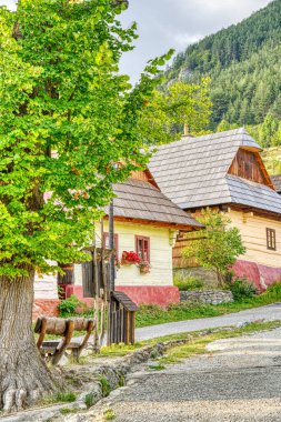 Slovakya, Doğu Avrupa'da güzel Vlkolinec geleneksel köyde Ahşap beyaz kulübeler
