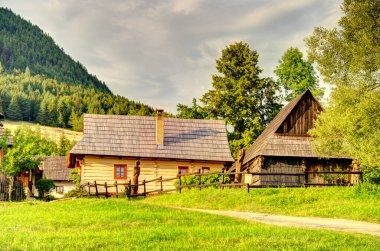 Slovakya, Doğu Avrupa'da güzel Vlkolinec geleneksel köyde Ahşap beyaz kulübeler