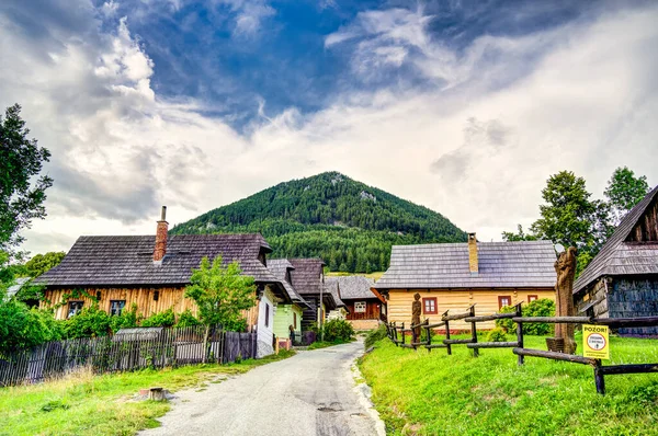 Træ Hvide Hytter Smukke Vlkolinec Traditionel Landsby Slovakiet Østeuropa - Stock-foto