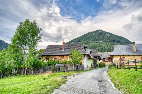 Dřevěné Bílé Chaty Nádherné Vlkolinec Tradiční Vesnici Slovensku Východní Evropě — Stock fotografie