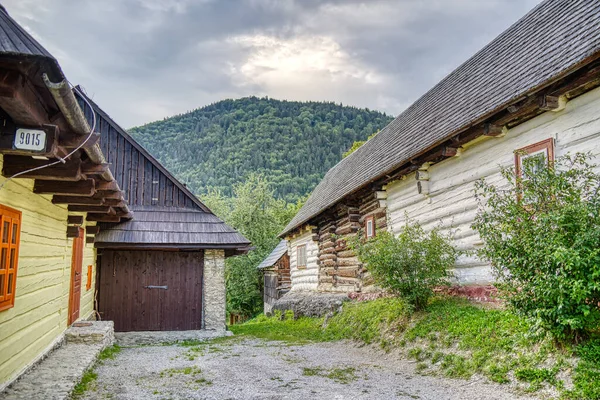 Cabañas Blancas Madera Hermoso Pueblo Tradicional Vlkolinec Eslovaquia Europa Del — Foto de Stock