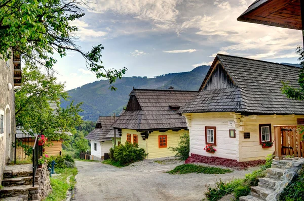 Cabañas Blancas Madera Hermoso Pueblo Tradicional Vlkolinec Eslovaquia Europa Del —  Fotos de Stock