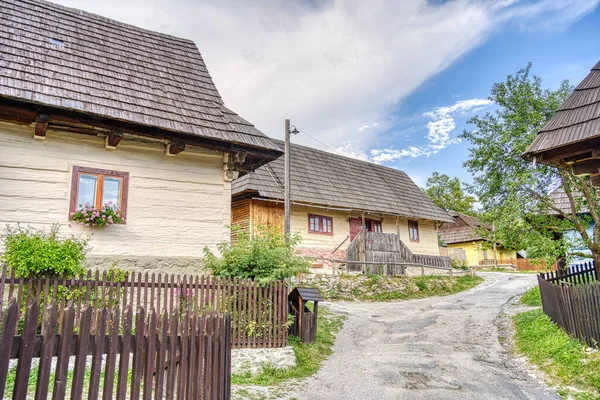 Hölzerne Weiße Hütten Schönen Traditionellen Dorf Vlkolinec Der Slowakei Osteuropa — Stockfoto